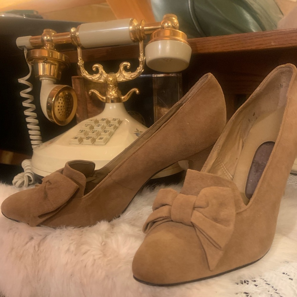 TRUE VINTAGE LEATHER/SUEDE TAN HEELS! 1960-1970s - Picture 2 of 9